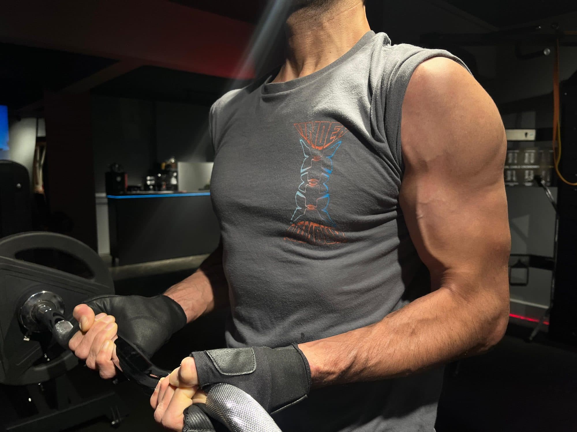 Personal training seansında dambıl ile kuvvet antrenmanı