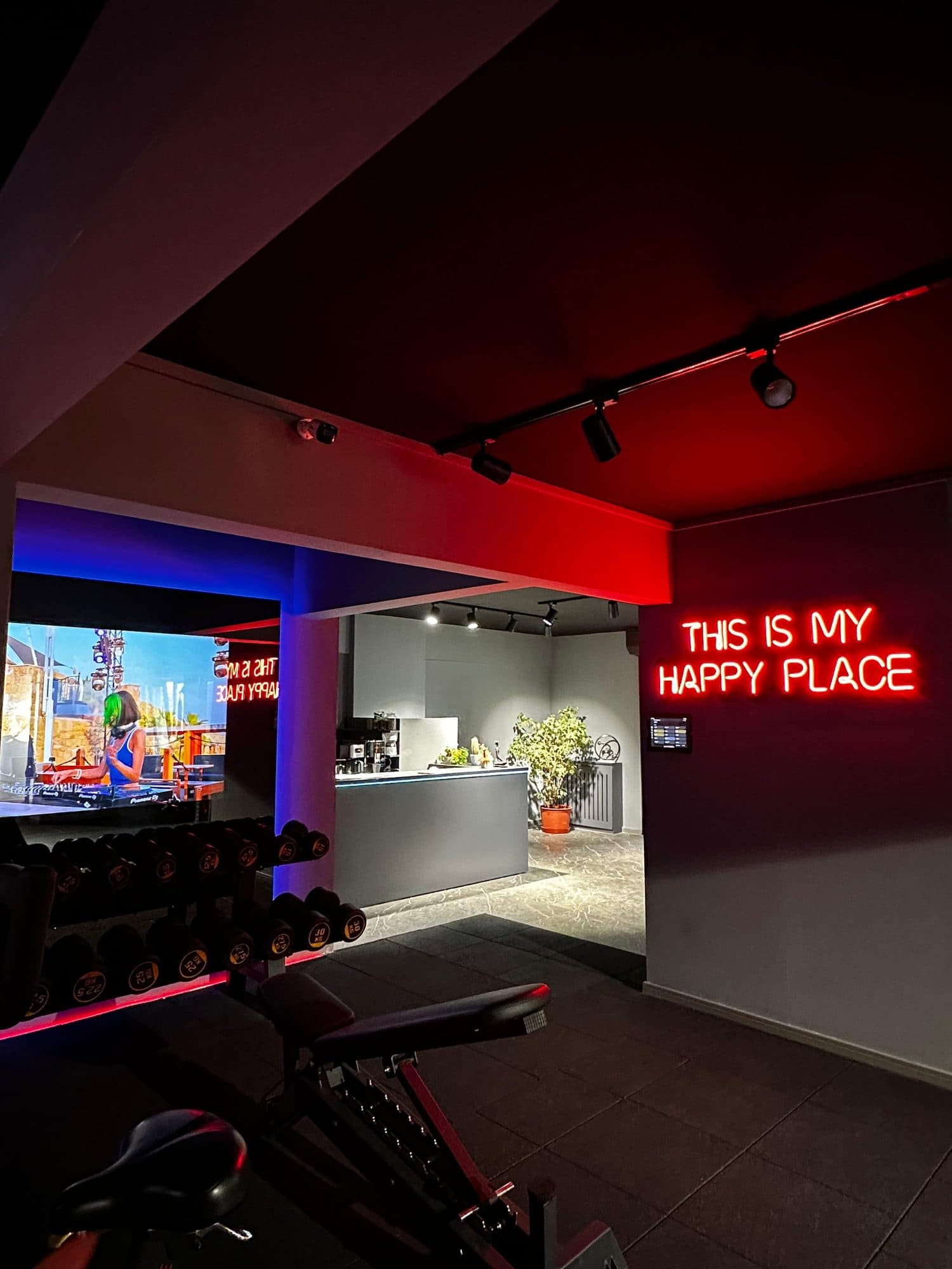 Neon aydınlatmalı antrenman alanı