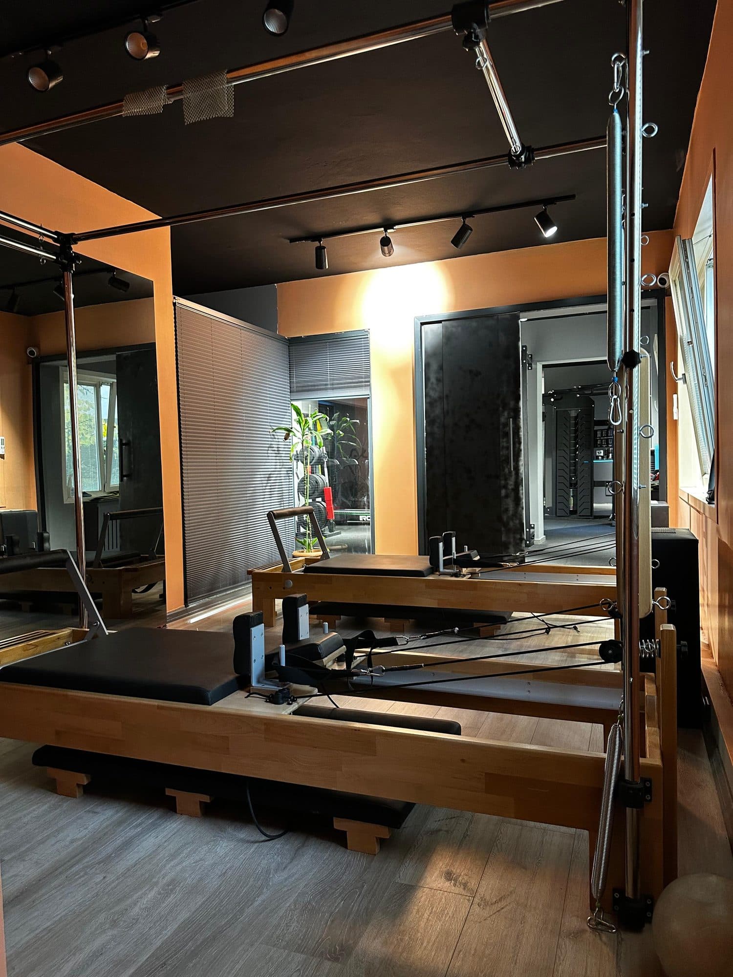Ahşap reformer aletleri ve pilates odası