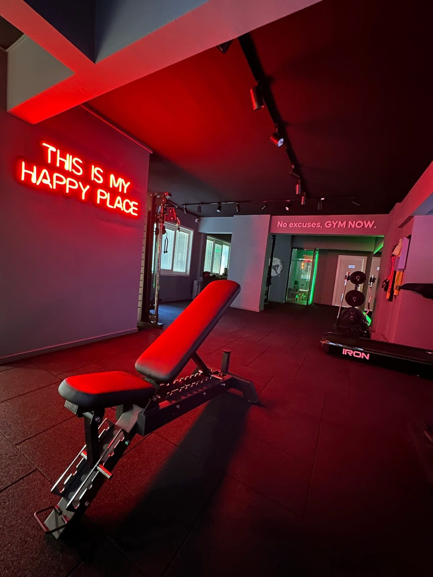 Neon ışıklı antrenman alanı